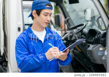 トラックの前で立つ若い男性 トラックの前で立つ若い男性 109905891