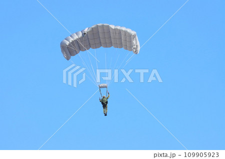 落下傘降下　離島奪還演習　特殊部隊　空挺降下 109905923