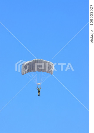 落下傘降下　離島奪還演習　特殊部隊　空挺降下 109905927