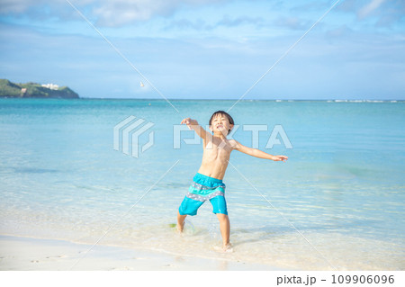 ビーチで遊ぶ男の子　boy playing on the beach 109906096