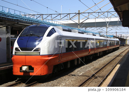 青森駅に停車中の奥羽本線特急つがる号(E751系電車:秋田⇔青森) 青森駅に停車中の奥羽本線特急つがる号(E751系電車:秋田⇔青森) 109906184