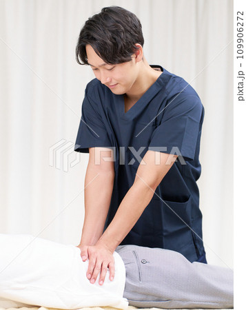 施術を行う若い男性整体師 109906272