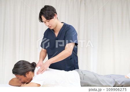 施術を行う若い男性整体師 109906275
