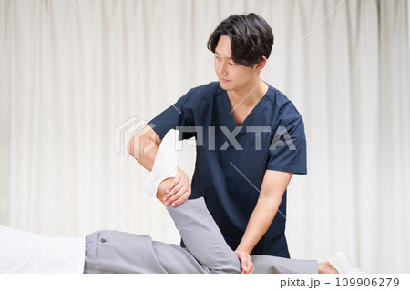 施術を行う若い男性整体師 109906279