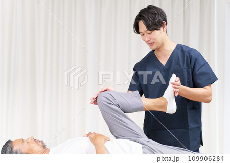 施術を行う若い男性整体師 109906284