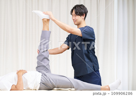 施術を行う若い男性整体師 109906286