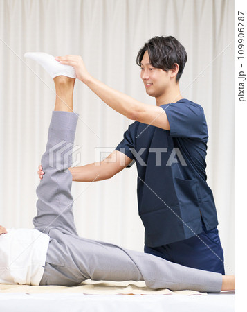 施術を行う若い男性整体師 109906287