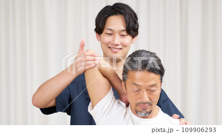 高齢男性に施術を行うあん摩マッサージ指圧師 高齢男性に施術を行うあん摩マッサージ指圧師 109906293