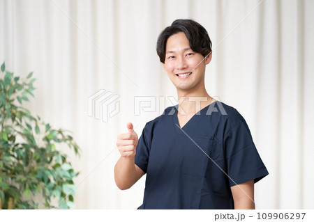 ポーズを決めるあん摩マッサージ指圧師 ポーズを決めるあん摩マッサージ指圧師 109906297