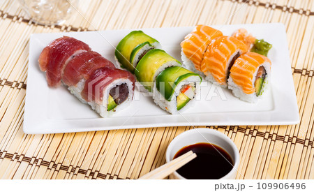 Set of urumaki rolls with salmon, tuna, avocado and crab 109906496