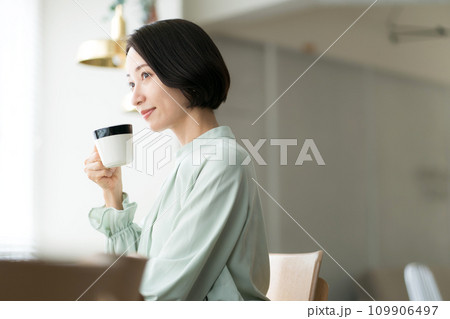 コーヒーを飲む40代女性 109906497