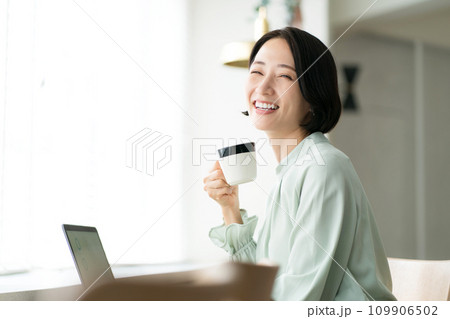 コーヒーを飲む40代女性 コーヒーを飲む40代女性 109906502