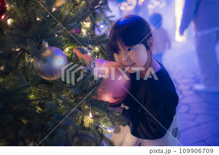 クリスマスツリーと女の子 クリスマスツリーと女の子 109906709