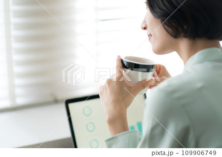 コーヒーを飲みながらパソコンを見る女性 コーヒーを飲みながらパソコンを見る女性 109906749