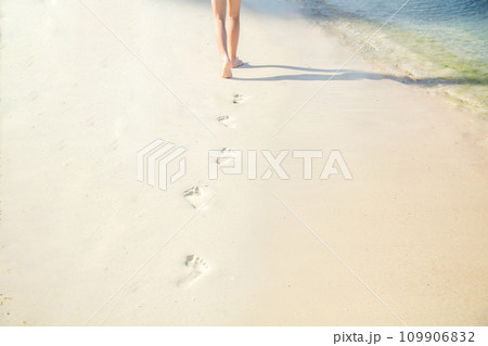 白い砂浜と足跡　white sand beach and footprints 109906832