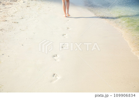 白い砂浜と足跡　white sand beach and footprints 109906834