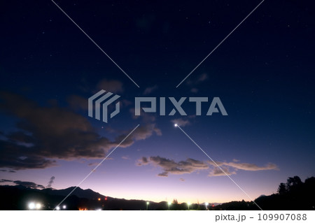 明け行く空、雲間で一際輝く明けの明星。右下に富士山 明け行く空、雲間で一際輝く明けの明星。右下に富士山 109907088