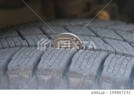 スタッドレスタイヤの溝チェックしている？ 109907232