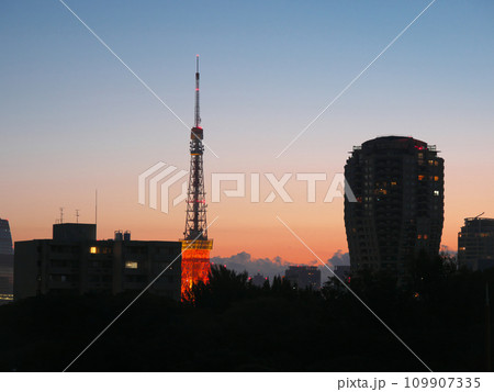 朝焼けの東京タワー 都市景観(2023年10月) 朝焼けの東京タワー 都市景観(2023年10月) 109907335