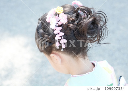 七五三で晴れ着を着た女の子のヘアアップ 109907384