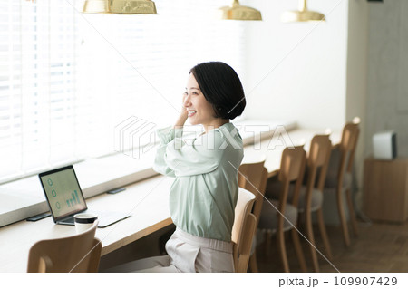 デスクワークしながらストレッチをする女性 デスクワークしながらストレッチをする女性 109907429