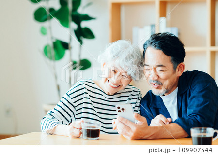 一緒にスマホを見ているシニア夫婦。 109907544