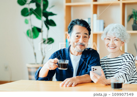 一緒にスマホを見ているシニア夫婦。 109907549
