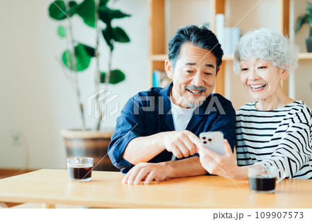 一緒にスマホを見ているシニア夫婦。 109907573