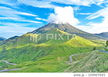 【由布シルキーロードから見る由布岳】 大分県由布市湯布院町川上 109907685