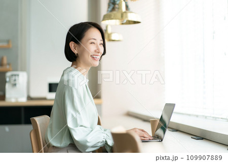 カフェでパソコンを開く女性 109907889
