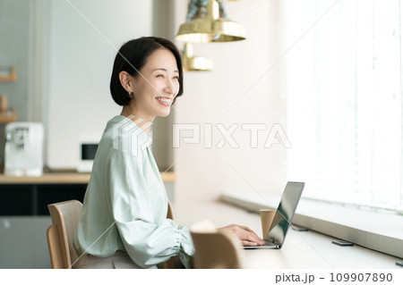 カフェでパソコンを開く女性 109907890
