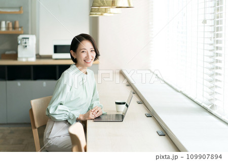 カフェでパソコンを開く女性 109907894
