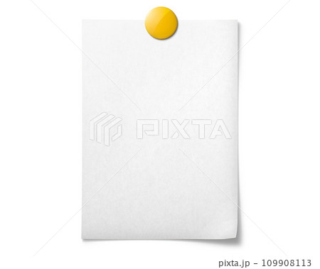 黄色いマグネットで留められた白い紙 109908113