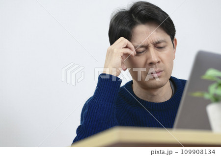 体調不良の男性 頭痛 体調不良の男性 頭痛 109908134
