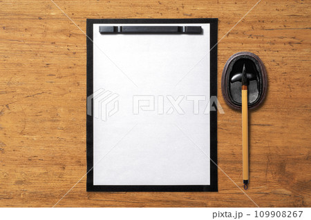 空白の半紙と硯、筆。書道のイメージ 空白の半紙と硯、筆。書道のイメージ 109908267