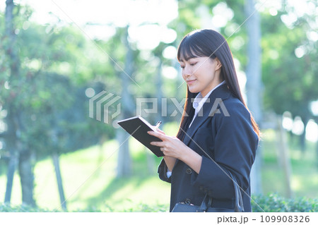 メモをとる女性 メモをとる女性 109908326