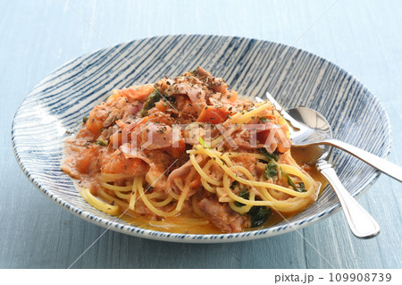 ツナとベーコンとトマトのパスタ 109908739