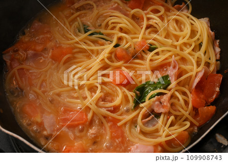 トマトソースのパスタを煮込んでいる様子 トマトソースのパスタを煮込んでいる様子 109908743