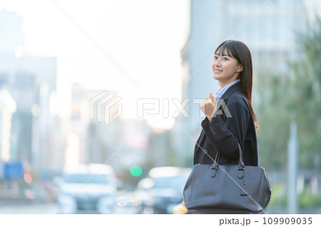オフィス街を歩く女性 オフィス街を歩く女性 109909035
