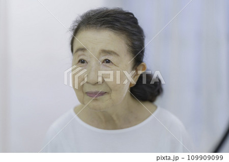 鏡をじっと見つめるシニア女性 鏡をじっと見つめるシニア女性 109909099