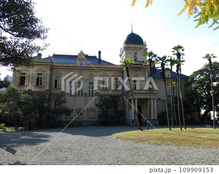 イチョウの黄葉が彩りを添える秋の旧岩崎邸庭園（洋館・正面玄関側） 109909153