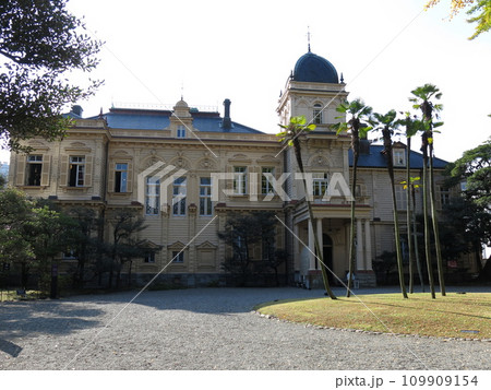 秋の旧岩崎邸庭園（洋館・正面玄関側） 109909154