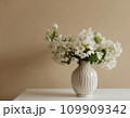 ベージュ色の壁とおしゃれな生け花2 109909342