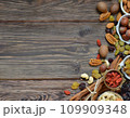 木の板の背景にドライフルーツとナッツ1 109909348