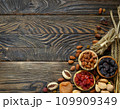 木の板の背景にドライフルーツとナッツ2 109909349
