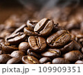 焙煎されたコーヒー豆 109909351