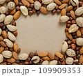 いろんな種類のミックスナッツのフレーム1 109909353