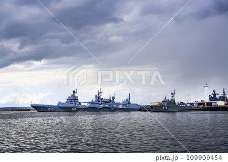 The parking of warships on the pier in the bay in the city of Kronstadt under a stormy sky The parking of warships on the pier in the bay in the city of Kronstadt under a stormy sky 109909454