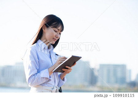 メモをとる女性 メモをとる女性 109910115