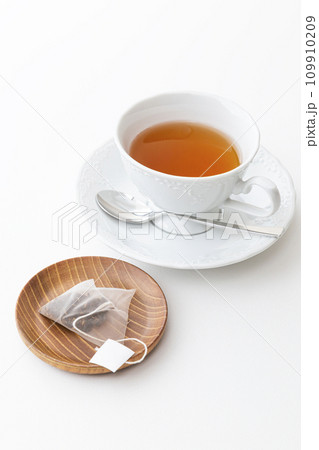 カップに注がれた紅茶とティーパック 109910209